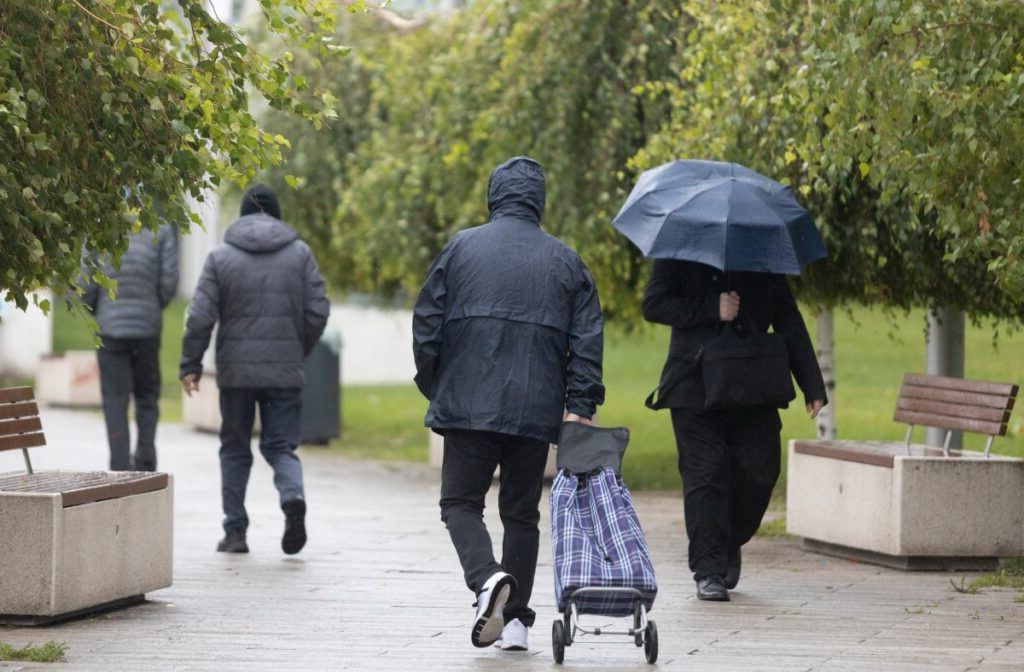 Atenție! Cod galben de ploi și vânt în aproape toată țara. Ninsori abundente la munte!
