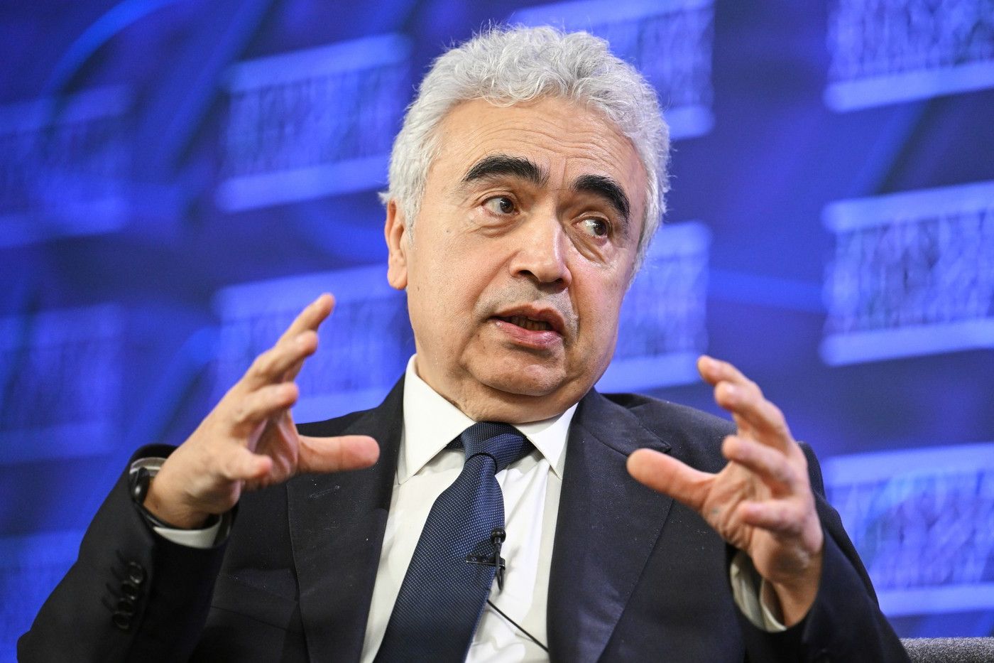 Criza petrolului se adâncește: AIE avertizează că raționalizarea e iminentă. Aprilie, mai rea ca martie!