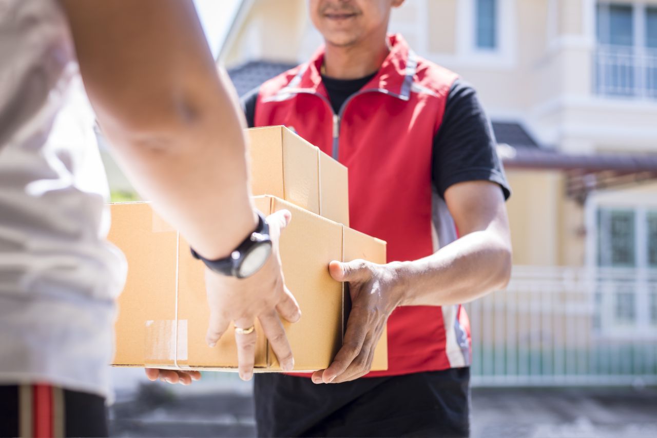 Tranzacție aprobată: un nou gigant domină piața de curierat din România!