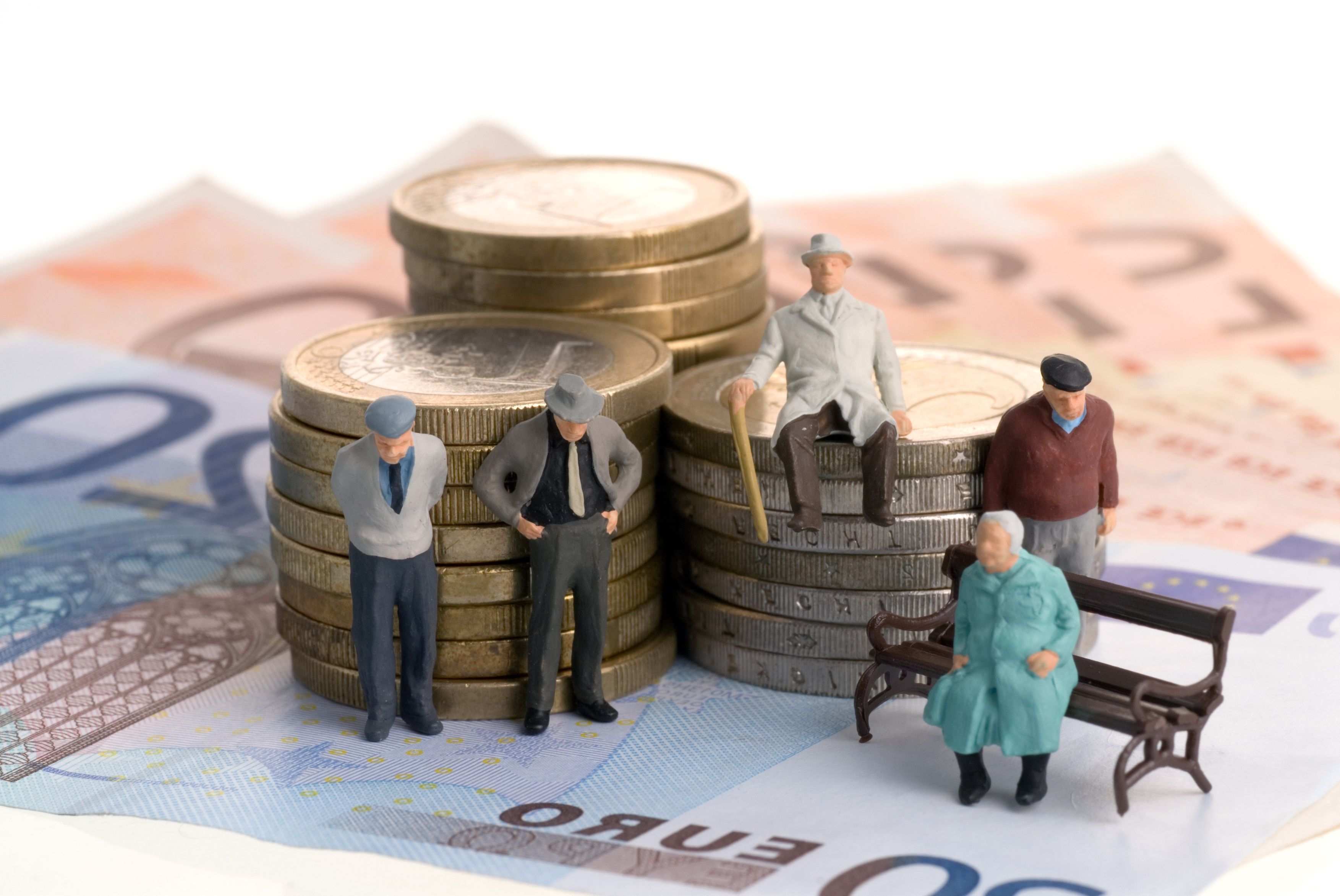 Ajutoare unice pentru pensionari: Când intră banii și cine le primește? Guvernul a aprobat pachetul social