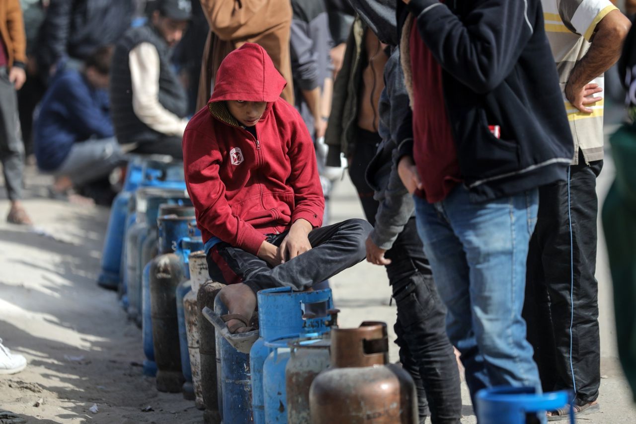 Secretul macabru dintr-un cimitir din India: butelii de gaz vândute la suprapreț!