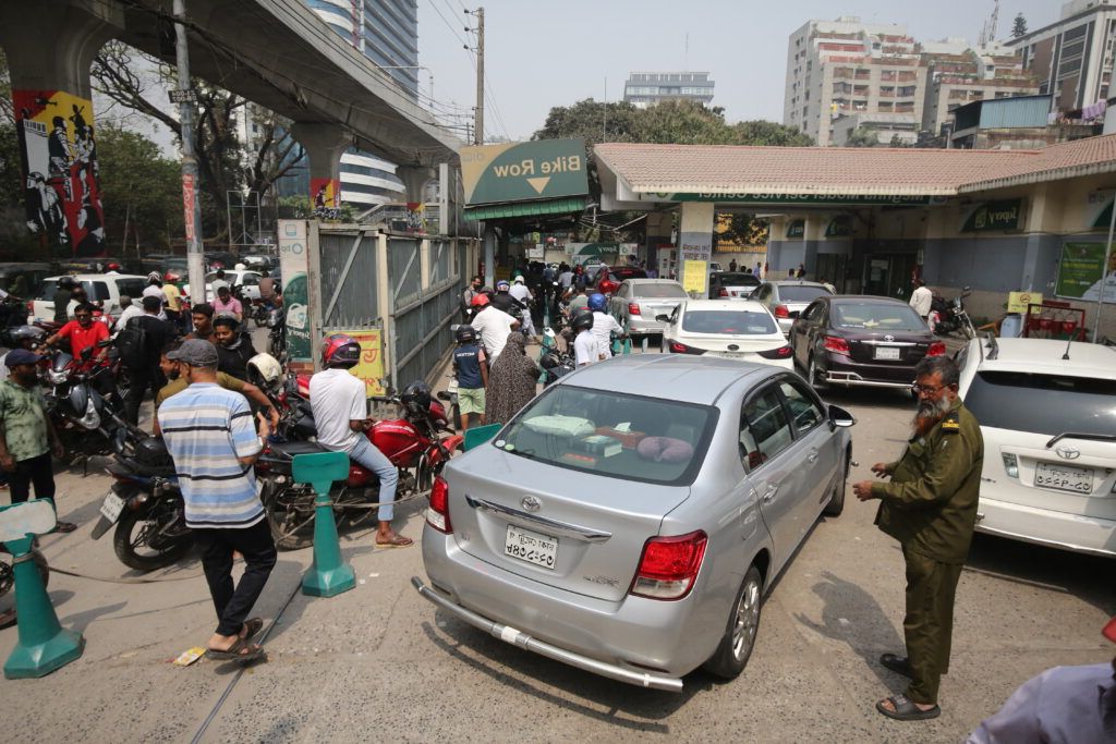 Haos în Asia: Crime, jafuri și angajați de benzinărie uciși din cauza lipsei de combustibil