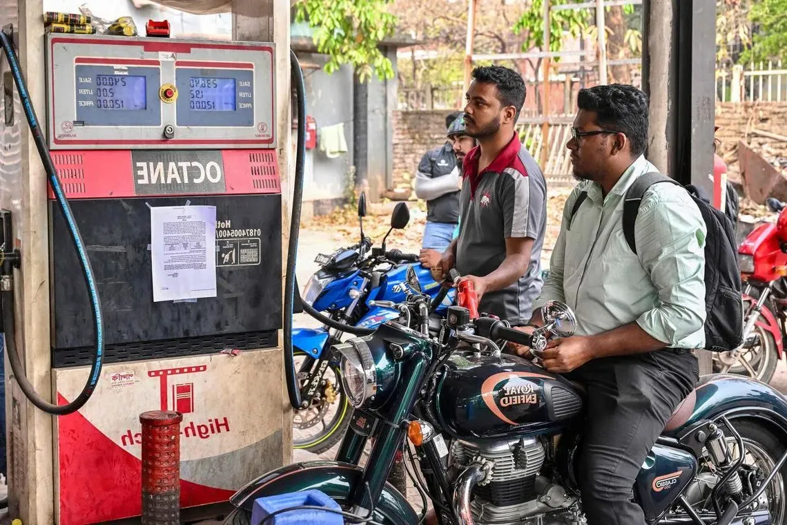 Criza carburanților degenerează: Angajați de benzinării, uciși de șoferi furioși!