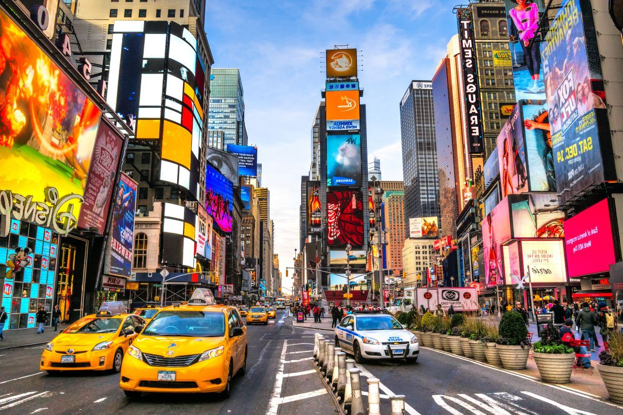 Trump lovește din nou: Tarife de 100% amenință România și produse esențiale!