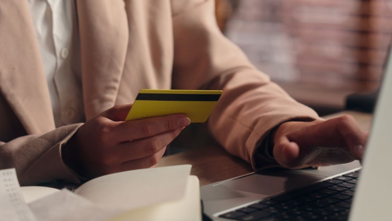 ANAF avertizează: Escrocii te sună pentru a-ți fura datele personale și bancare!