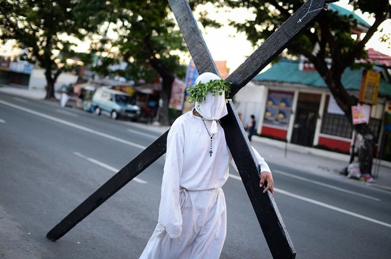 Paștele Catolic: De la crucificări reale la omleta uriașă de 5.000 de ouă. Tradiții fascinante!