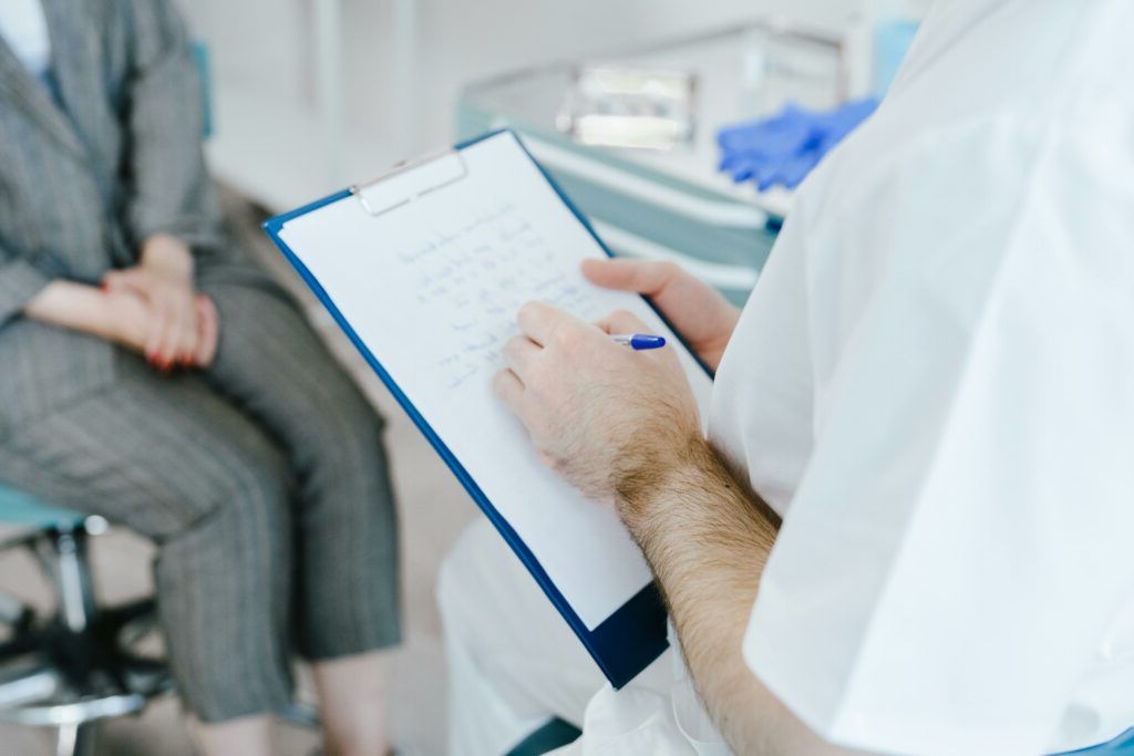 Criză pentru bolnavii cronici: investigațiile paraclinice au scăzut cu 47%, cer ajutor MS și CNAS