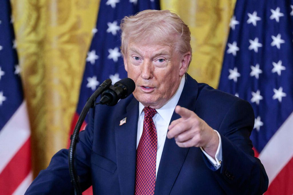 Trump șochează: Tarife de 100% pentru medicamentele importate!