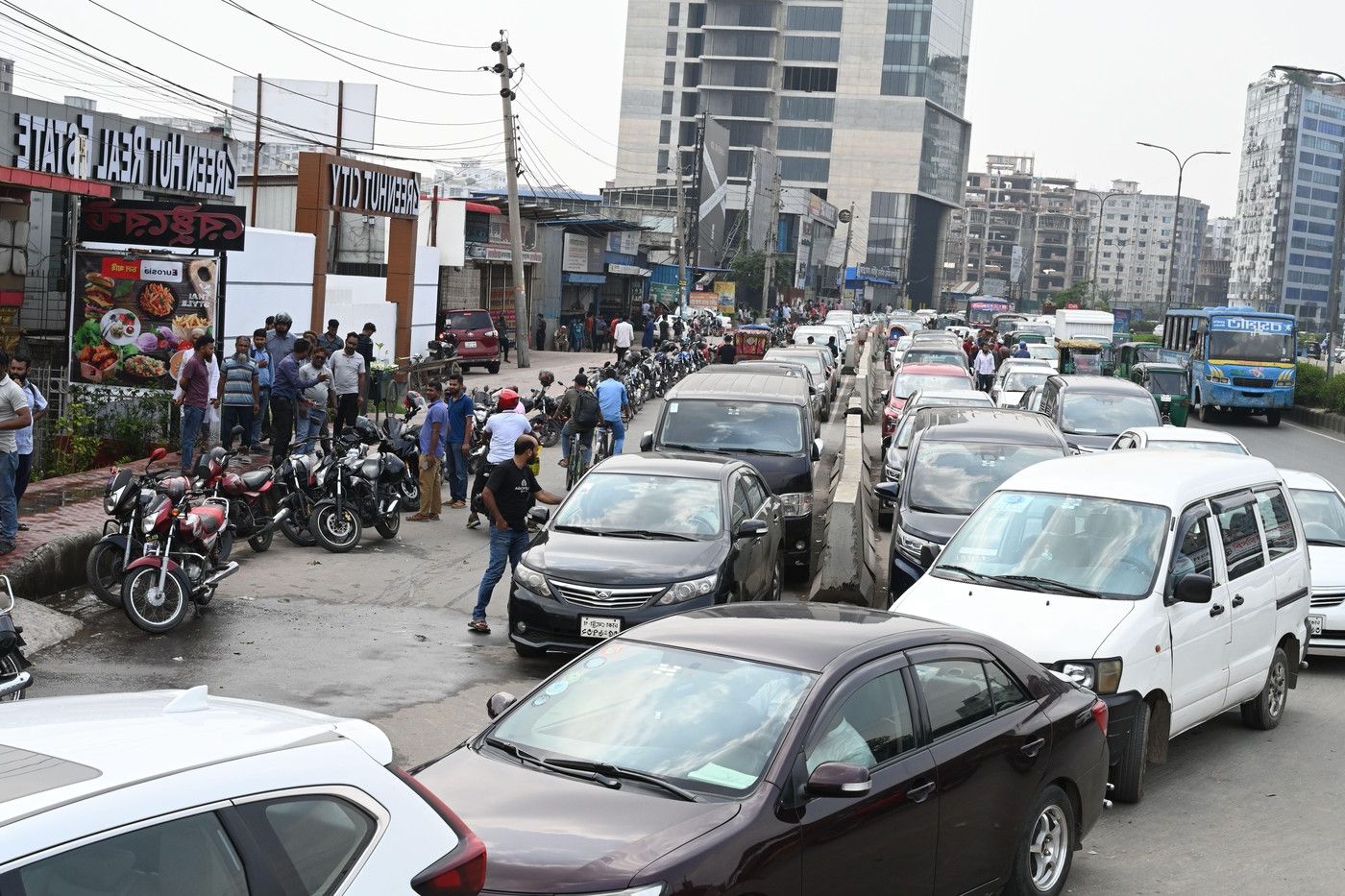 Țara cu 170 de milioane de locuitori care a raționalizat carburanții anunță măsuri și mai dure