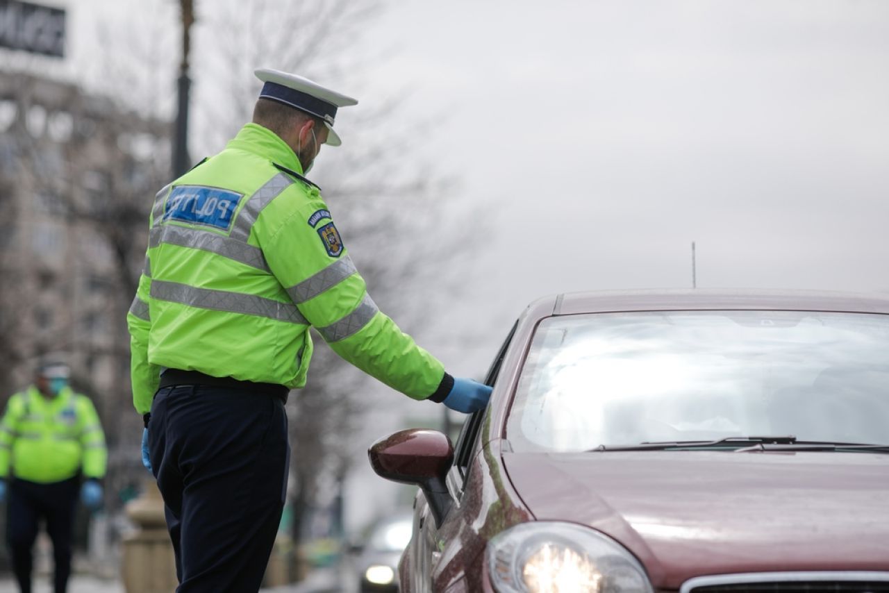 Adio amenzi! Șoferii nu mai sunt obligați să prezinte fizic permisul sau talonul