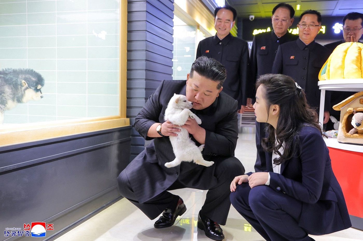 Kim Jong Un, ipostază rară: A mângâiat câini și pisici cu fiica sa într-un pet shop din Phenian