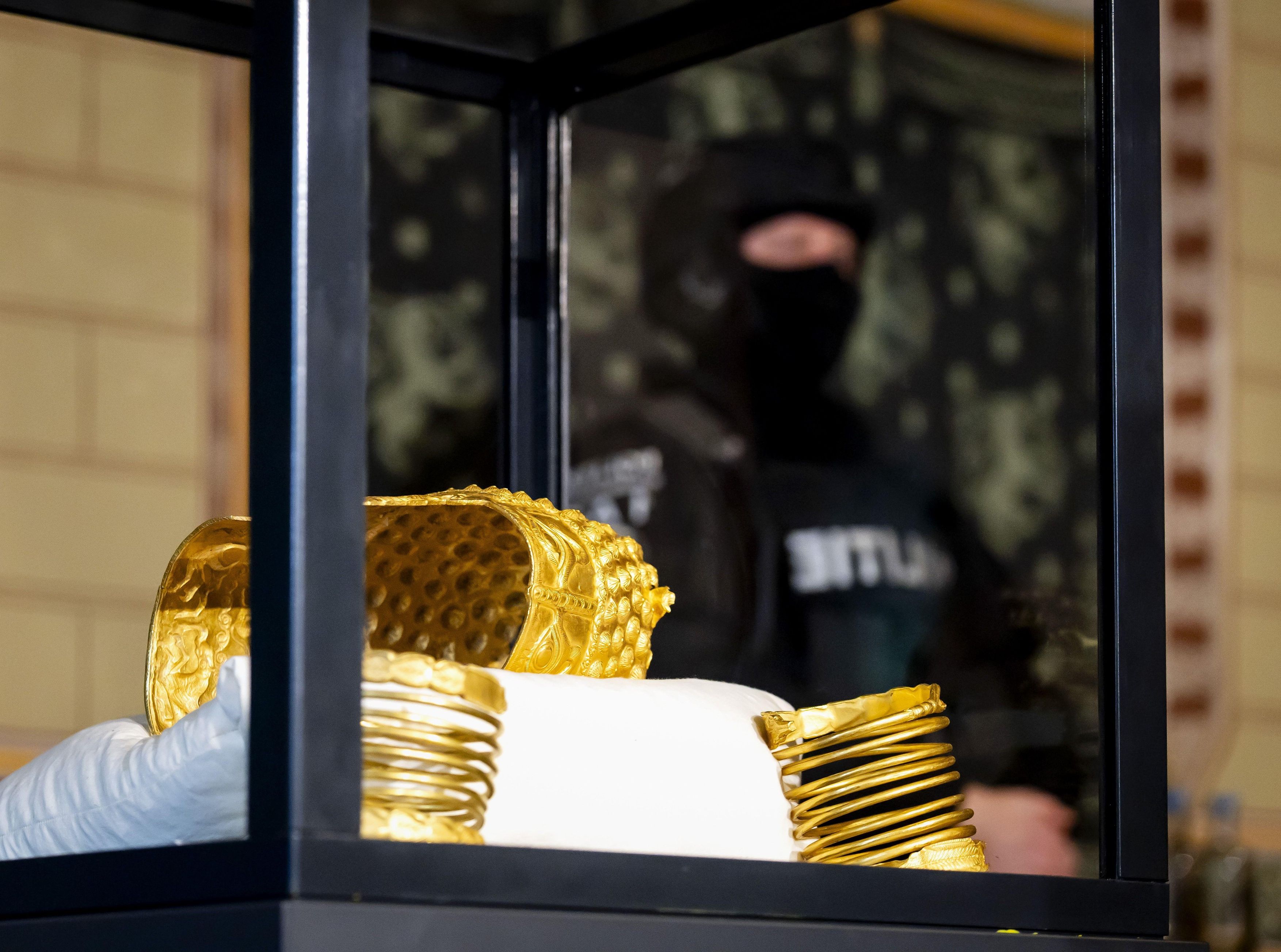 Misterul coifului de la Coțofenești și al brățărilor dacice: secrete vechi de secole, dezvăluite acum