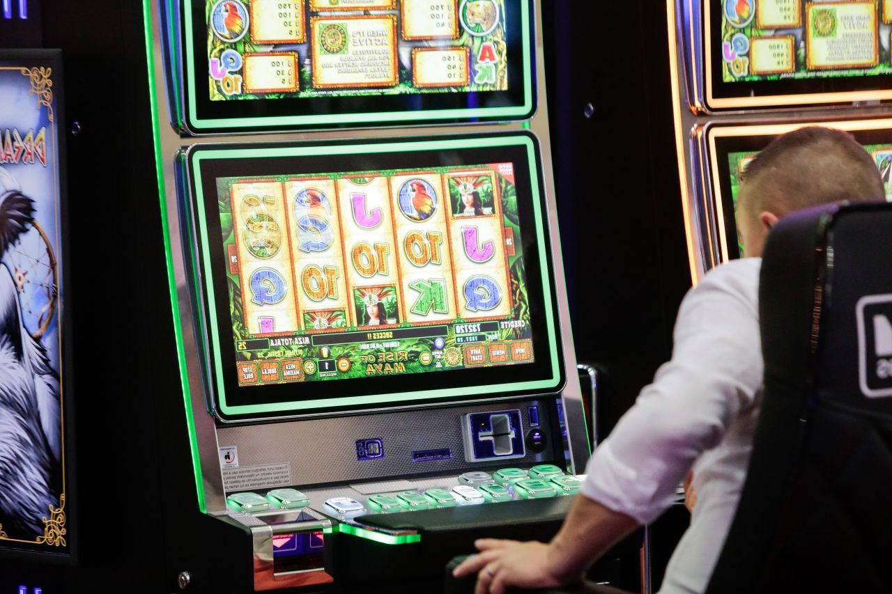 Mai puține păcănele, mai multe școli: Propunerea CJ Timiș pentru primării