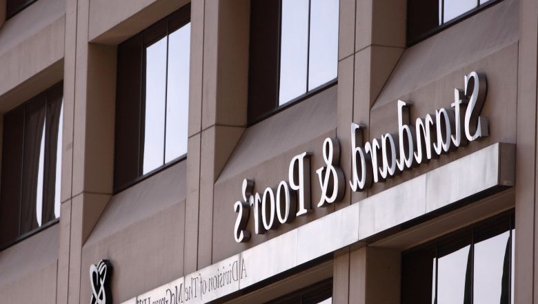 S&P confirmă ratingul României, dar menține perspectiva negativă: Ce înseamnă asta pentru economie?