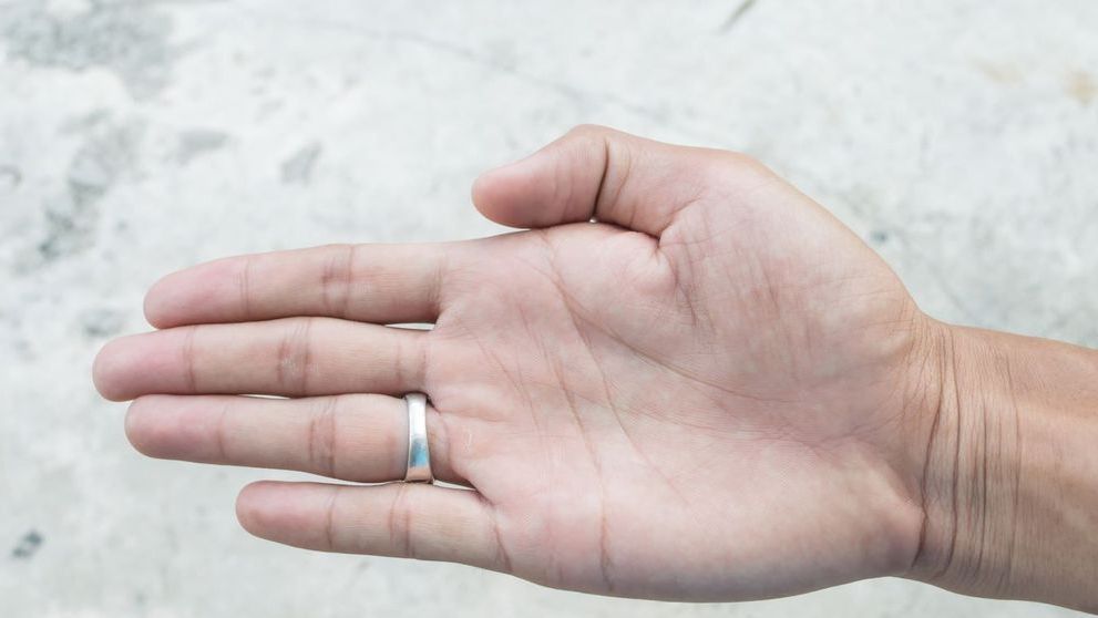 Secretele cititului în palmă: Ce dezvăluie liniile de la încheietura mâinii?