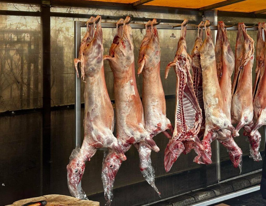 Amenzi uriașe de 6,3 milioane euro pentru comercianții de carne de miel și restaurante