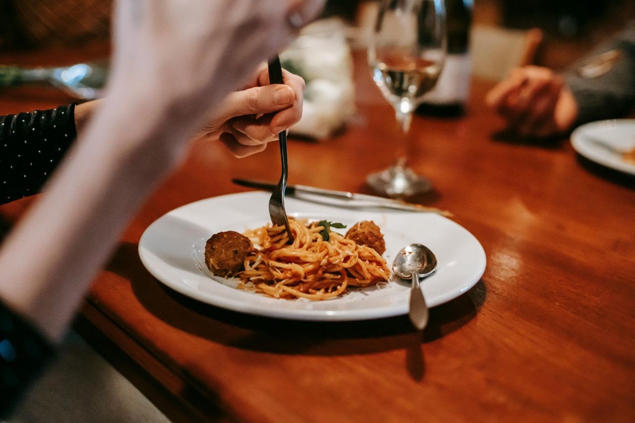 Secretul greutății: Nu doar caloriile contează, ci și când și cum mănânci!