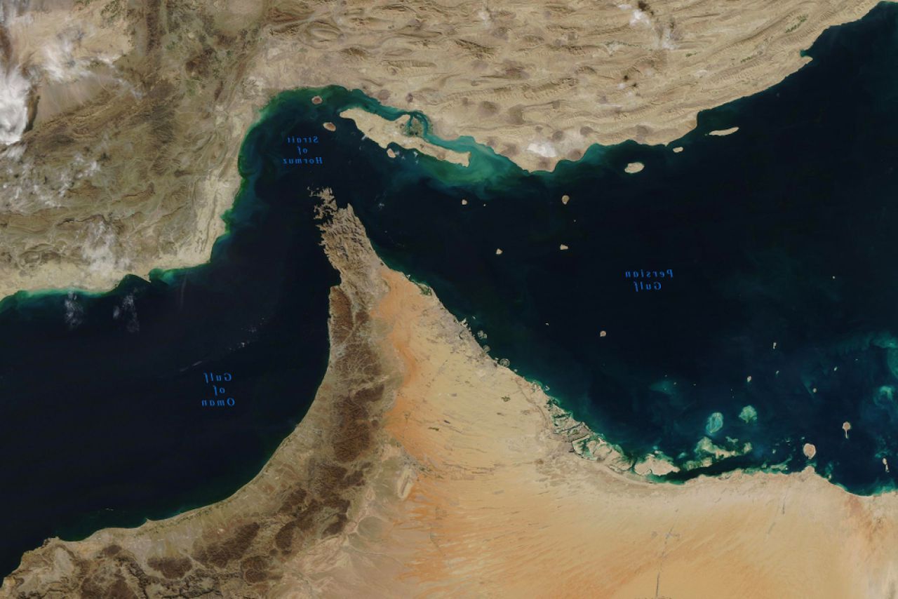 Iranul controlează Strâmtoarea Ormuz: Doar navele autorizate trec!