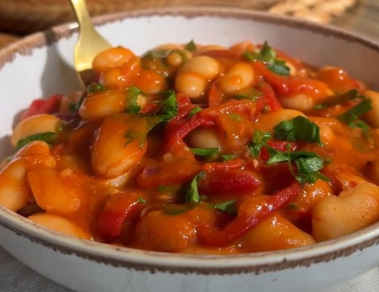 Fasole cu ardei copt în sos cremos: Rețeta de post delicioasă, gata rapid și ușor!