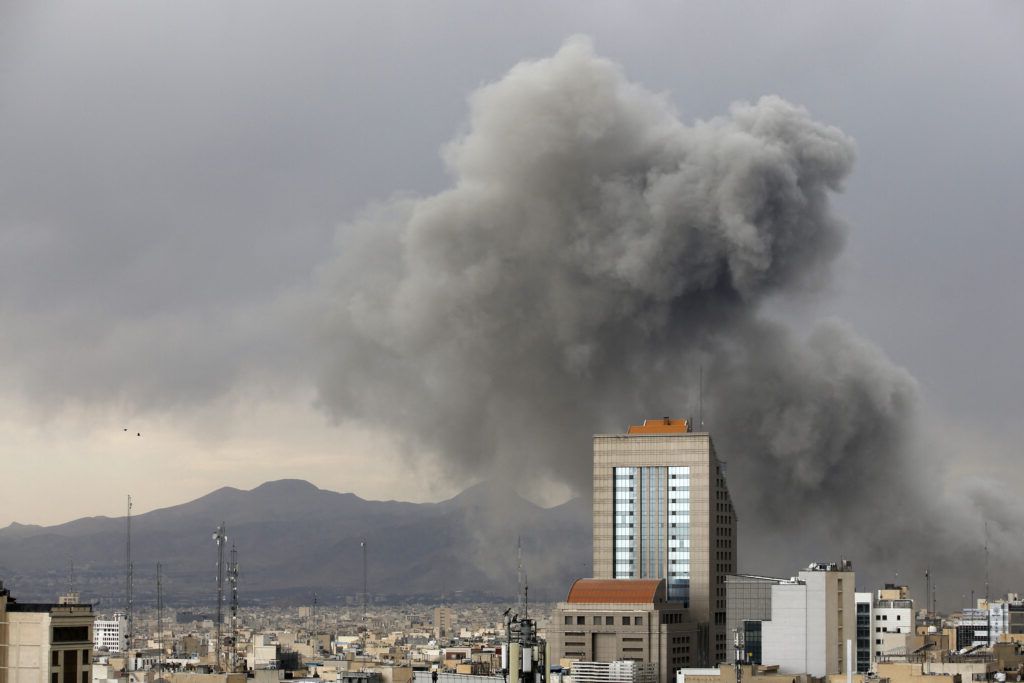 Orientul Mijlociu: SUA recuperează pilotul F-15E; Iranul revendică doborârea unui avion american. Atac în Bahrain.