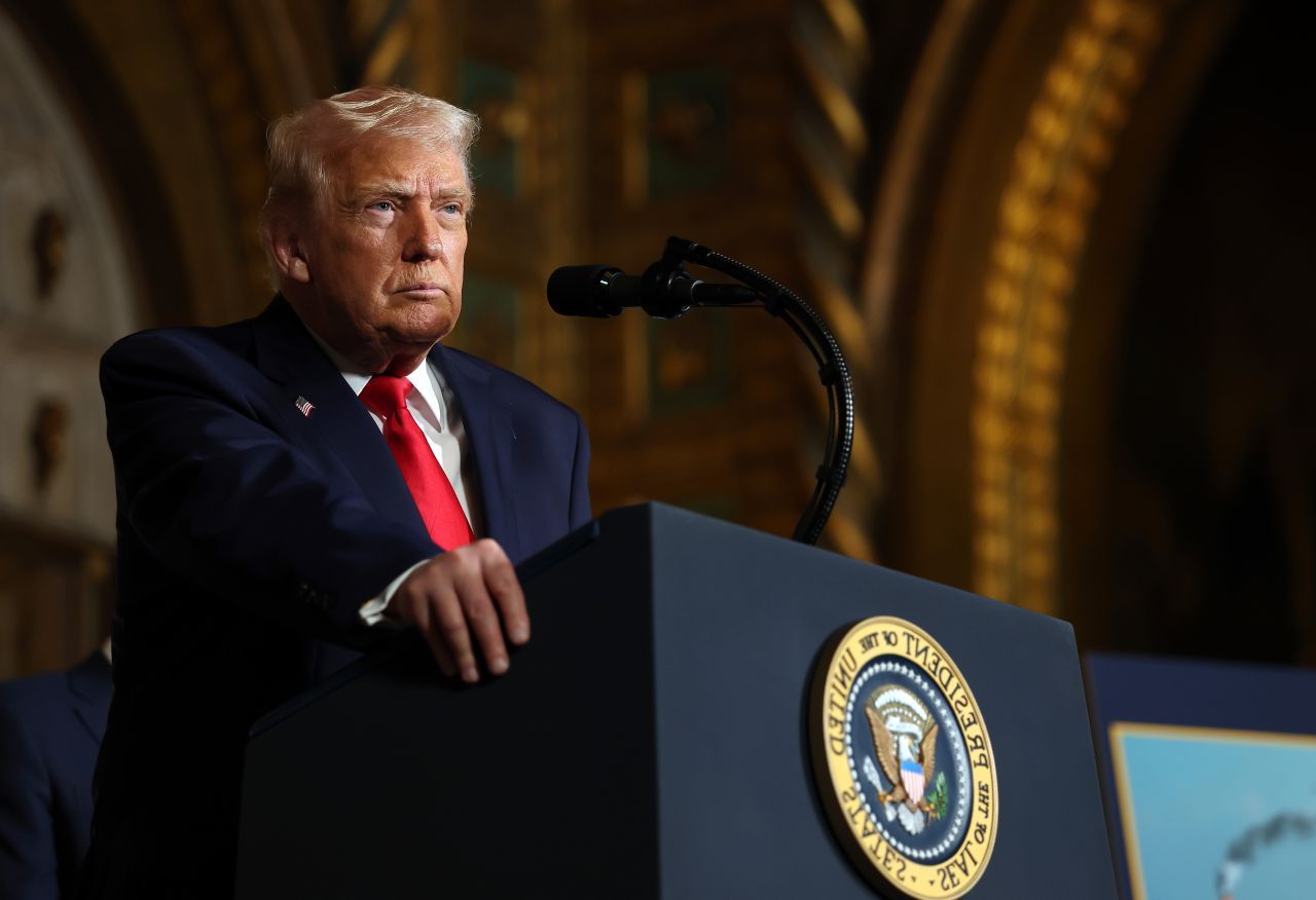 Pilotul F-15E doborât în Iran, grav rănit. Trump se contrazice: de la „teafăr” la „grav rănit”