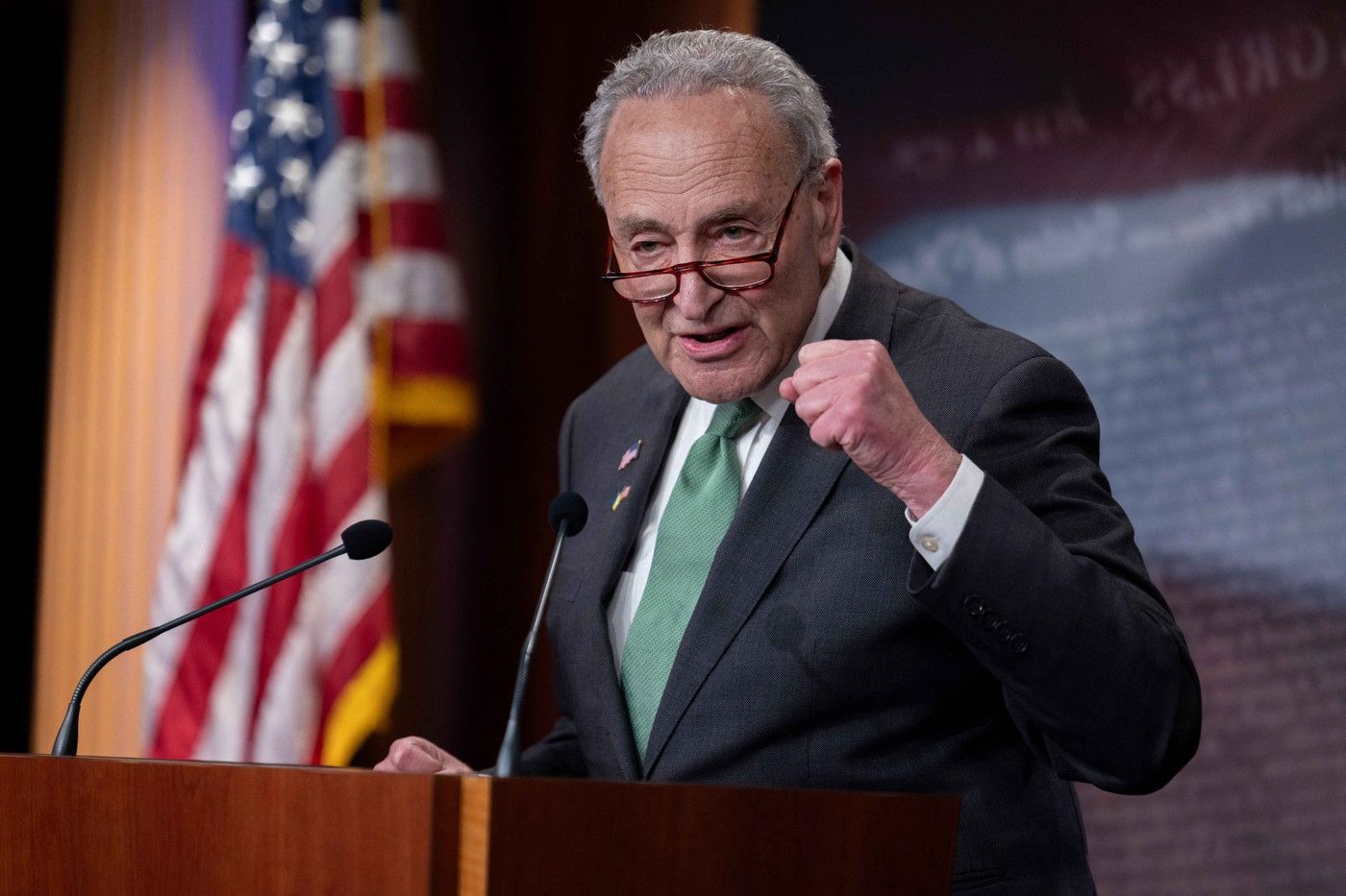 Liderul democraților din Senat, atac dur la adresa lui Trump: „Se dezlănțuie ca un nebun!”