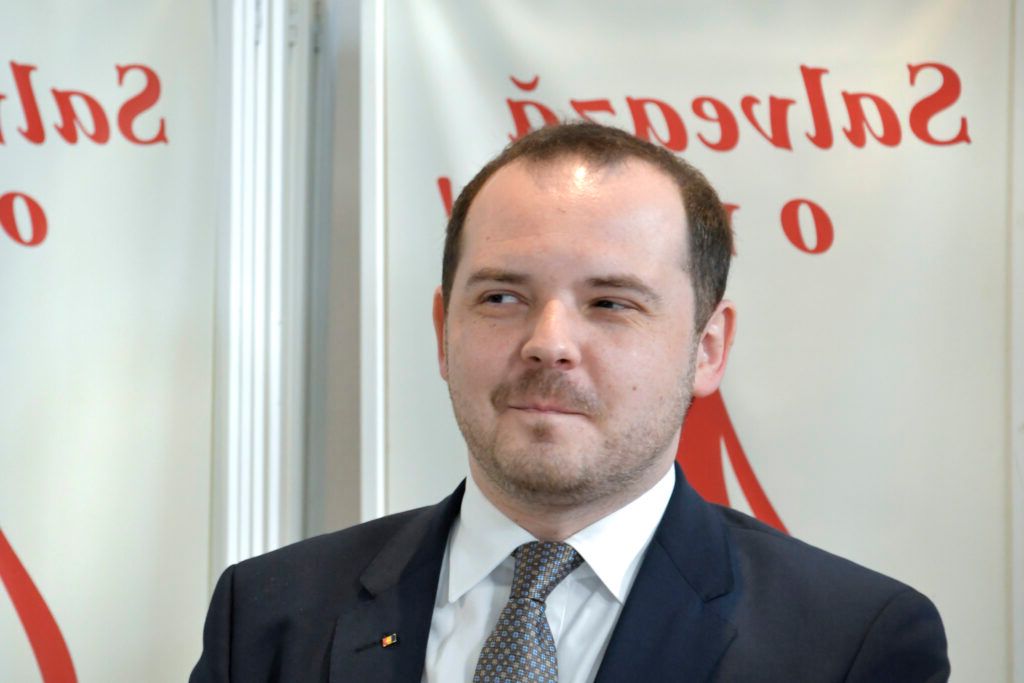 Rogobete acuză achiziția de vaccinuri Pfizer: Incompetență sau slugărnicie?