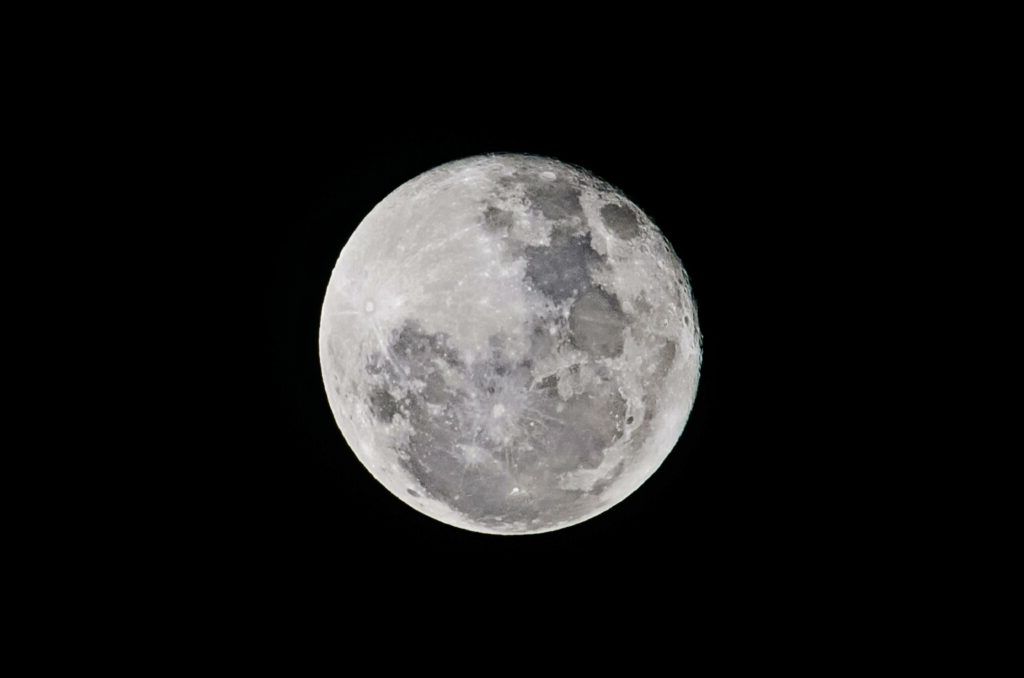 Artemis II ajunge azi în spatele Lunii: Ce secrete vor descoperi astronauții pe fața nevăzută?