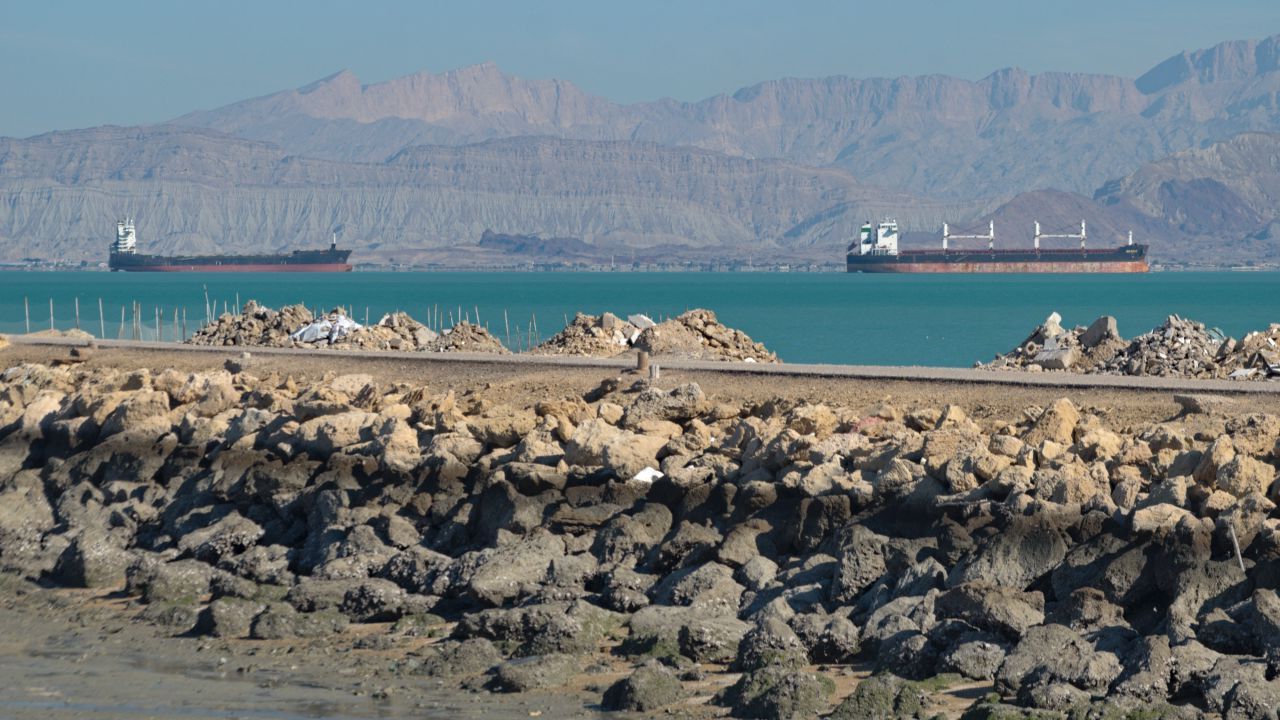 OPEC+ crește producția de petrol: livrările globale depind de Strâmtoarea Ormuz