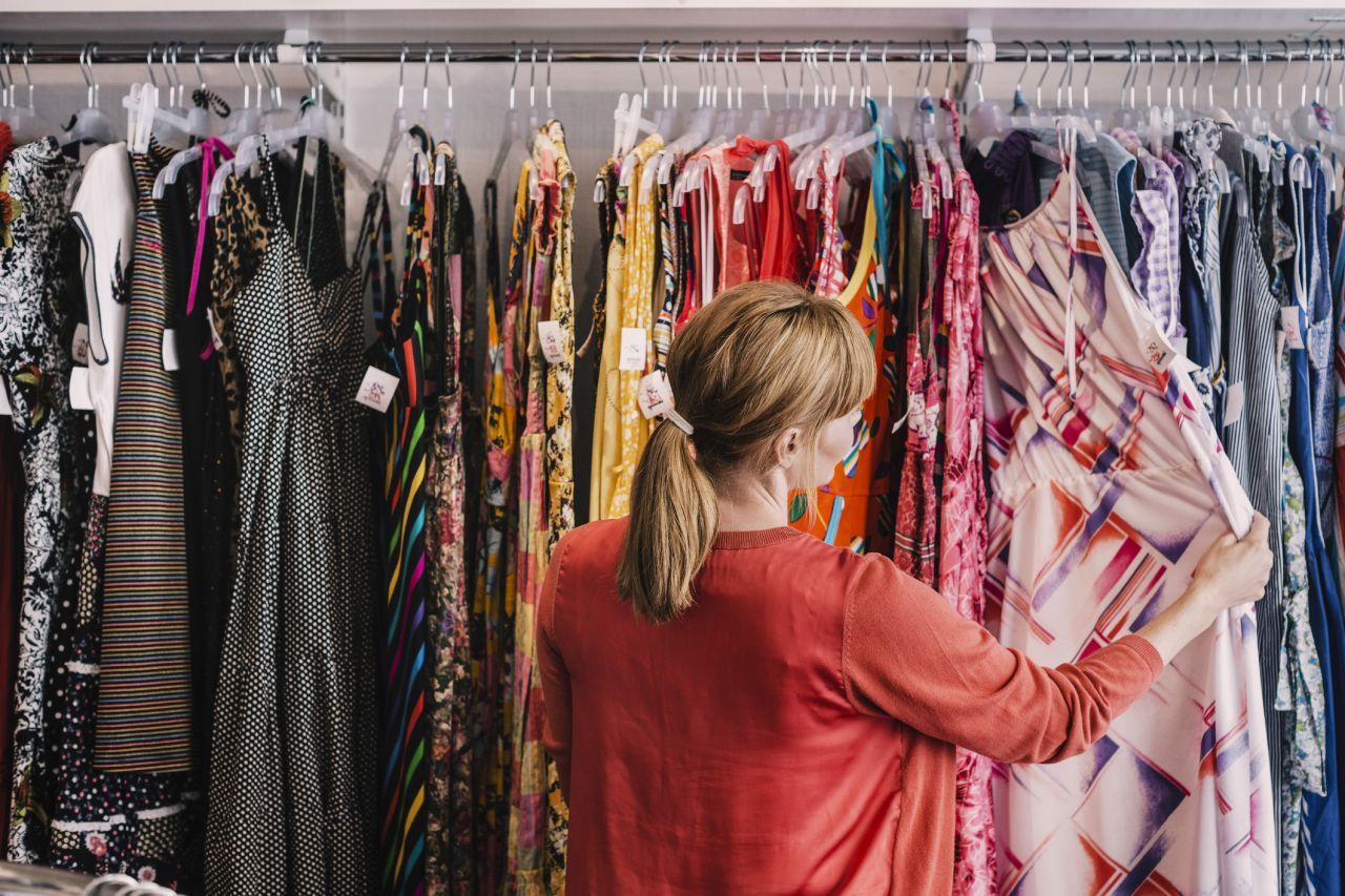 Cumperi haine inteligent: Regula de aur care îți salvează bugetul, dezvăluită de un expert!