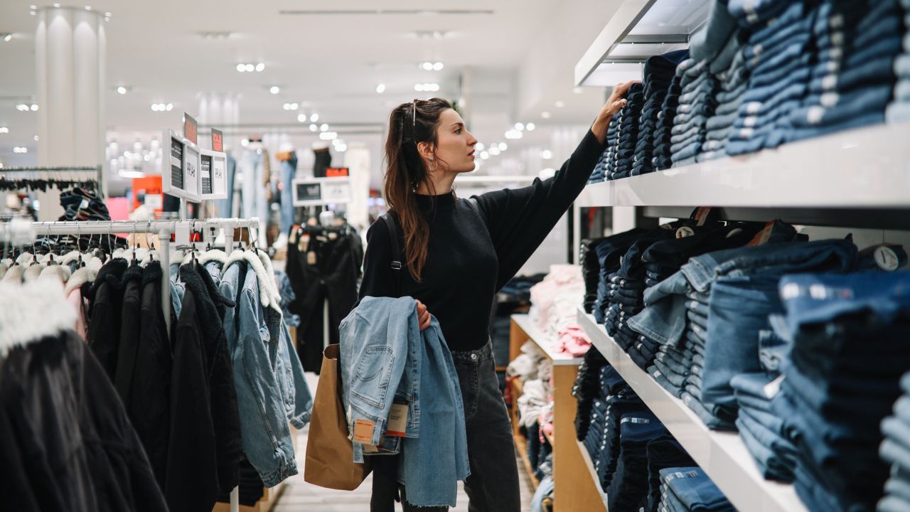 Dulap plin, dar nimic de purtat? 5 reguli pentru o garderobă inteligentă și economică