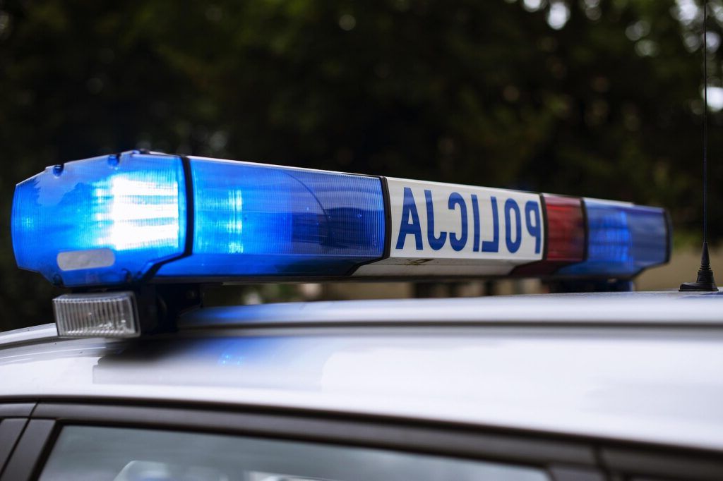 Orroare pe pod: Femeie atacată de un bărbat gol în timp ce salva un animal rănit