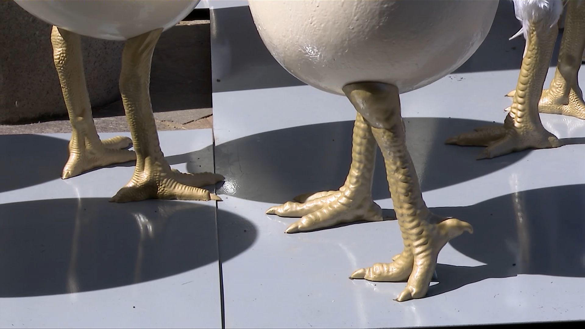 Scandal la Timișoara: „Ouăle cu picioare” lângă statuie provoacă un conflict artist-Primărie