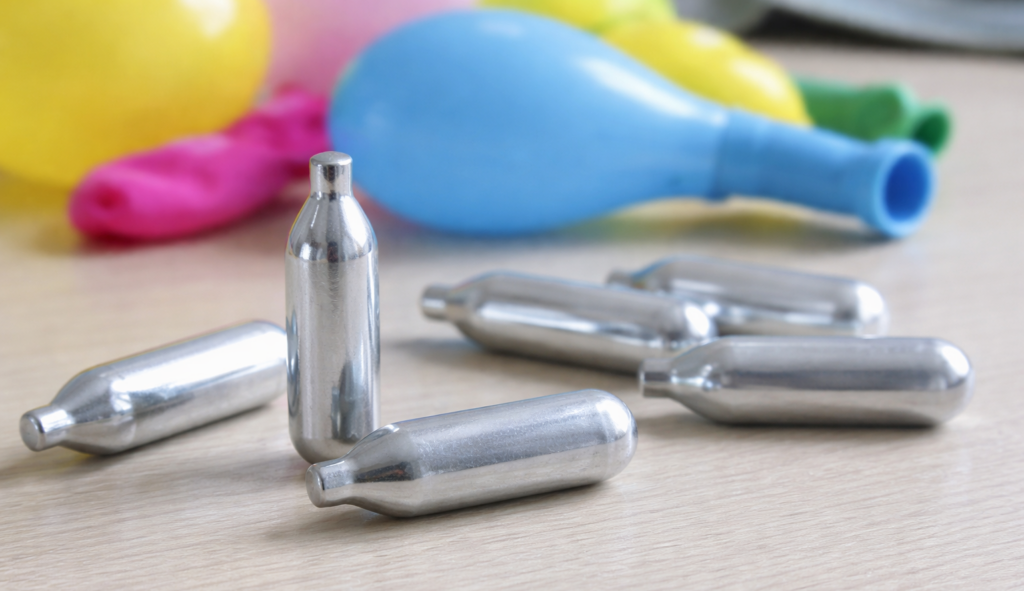 Avertisment șocant din Franța: Gazul ilariant, un pericol mortal pentru tineri