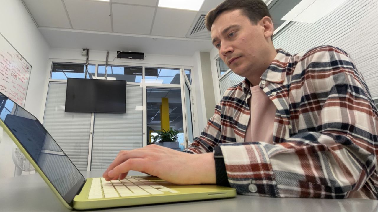 MacBook Neo: Cât de bun e cel mai ieftin laptop Apple și merită banii?