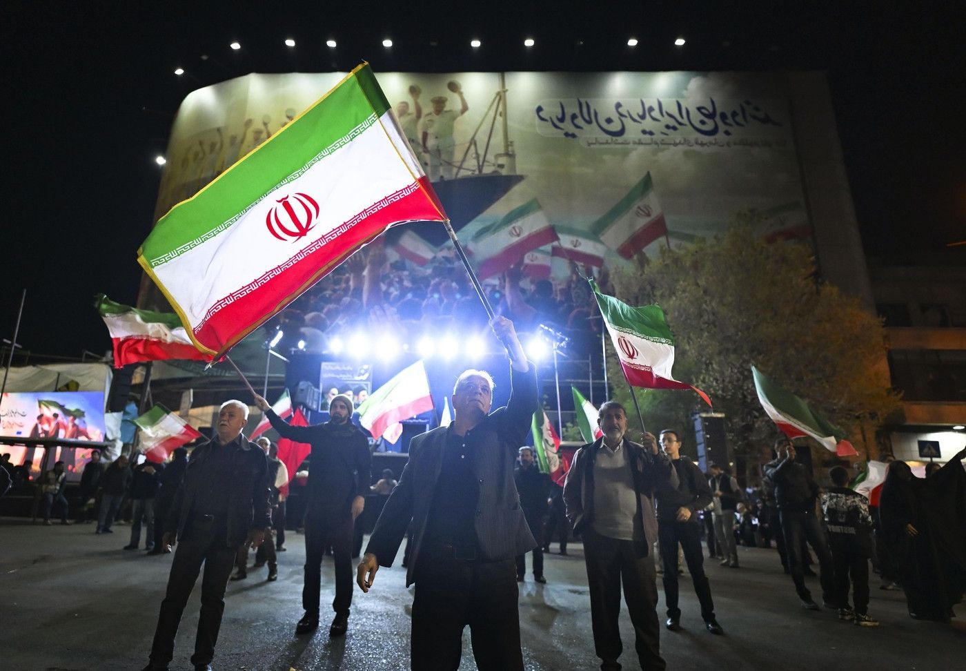 Iranieni în lanțuri umane la centrale și pe poduri, după amenințările lui Trump