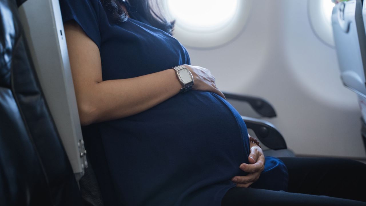 Miracol în aer: O femeie a născut la bordul unui avion cu destinația New York. Numele bebelușului? Kennedy!