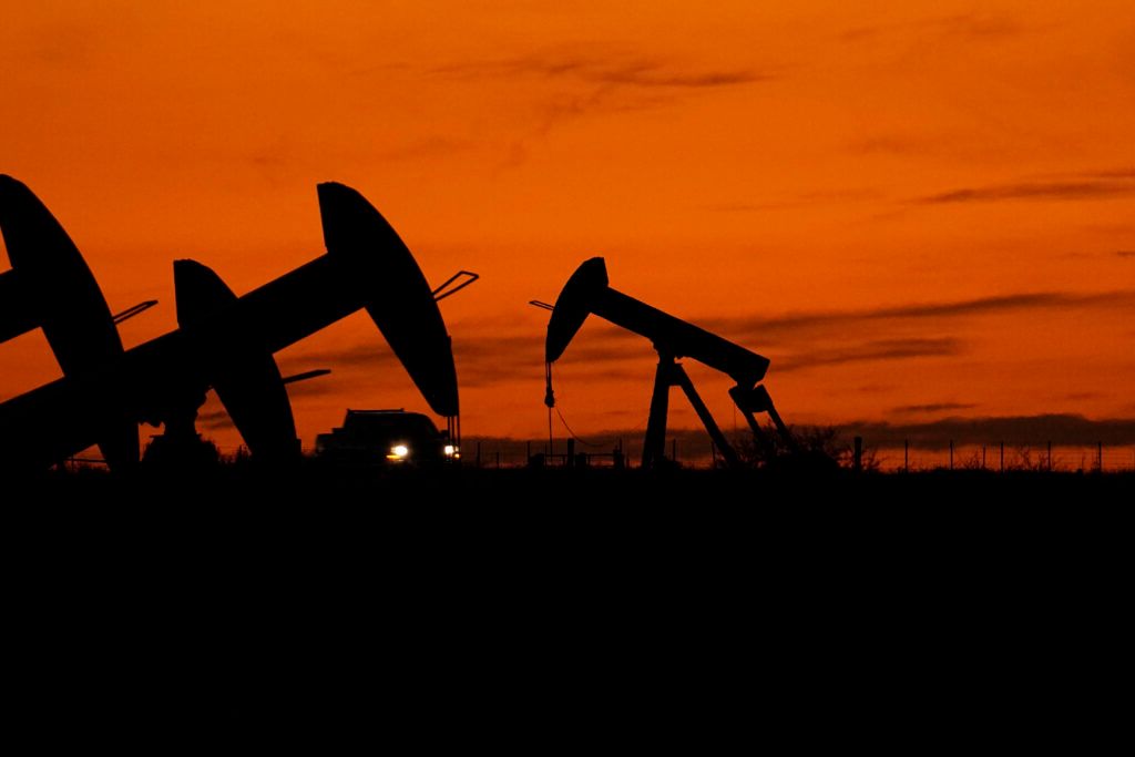 Petrolul scade abrupt, acțiunile cresc: Anunțul lui Trump liniștește piețele pentru două săptămâni