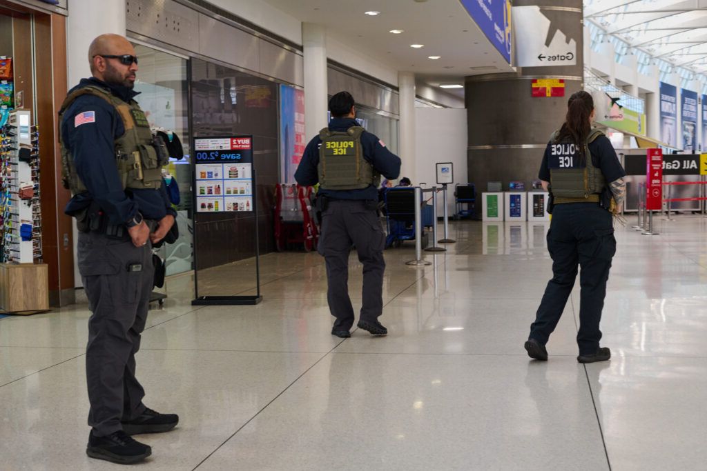 Soția unui militar american, eliberată din arestul federal pentru imigranți