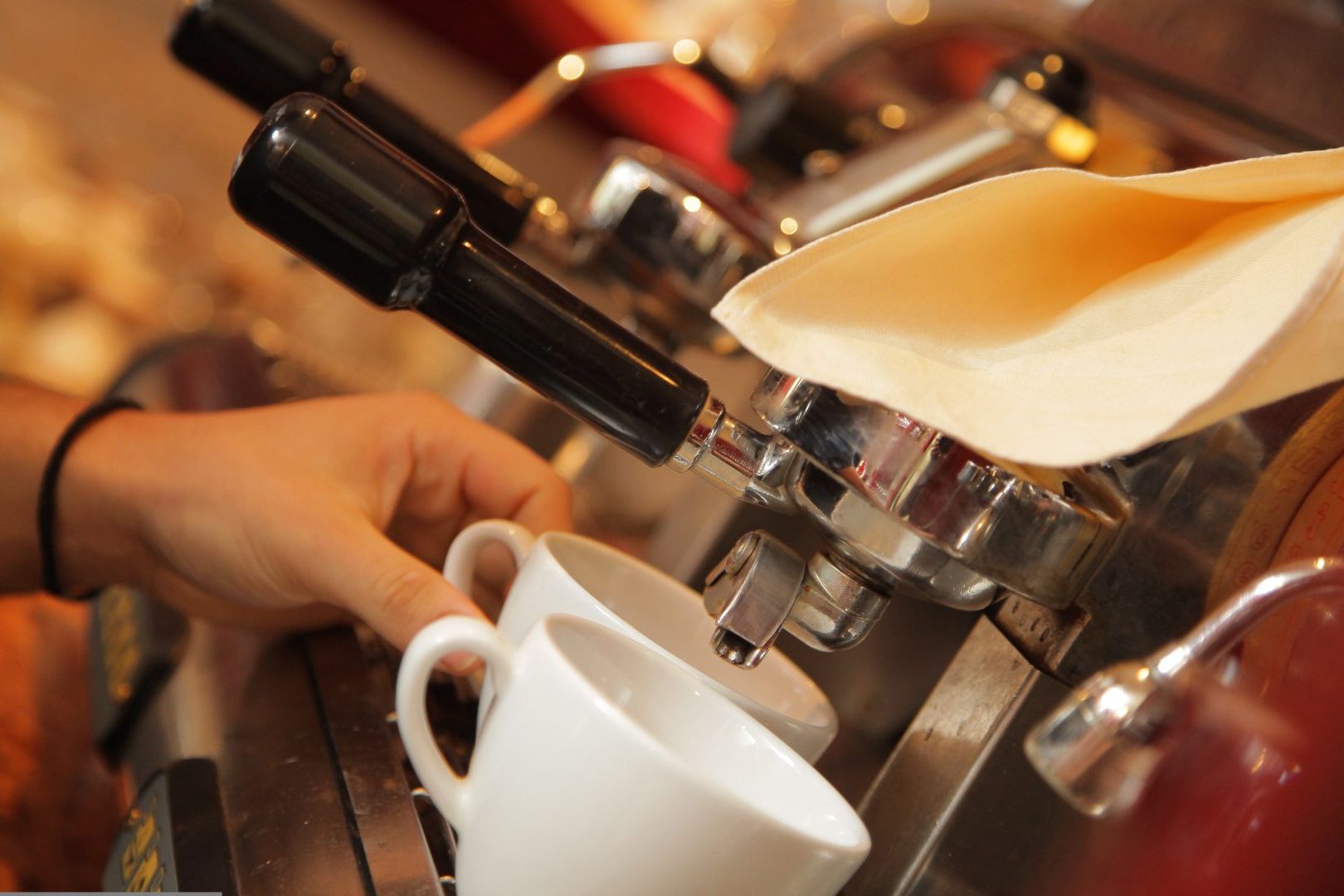 Cafeaua de la automat, pericol invizibil: Specialiștii avertizează că e plină de bacterii periculoase!