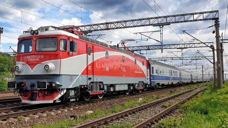 Circulație feroviară blocată între Brașov și Sighișoara: Un copac a căzut pe șine!