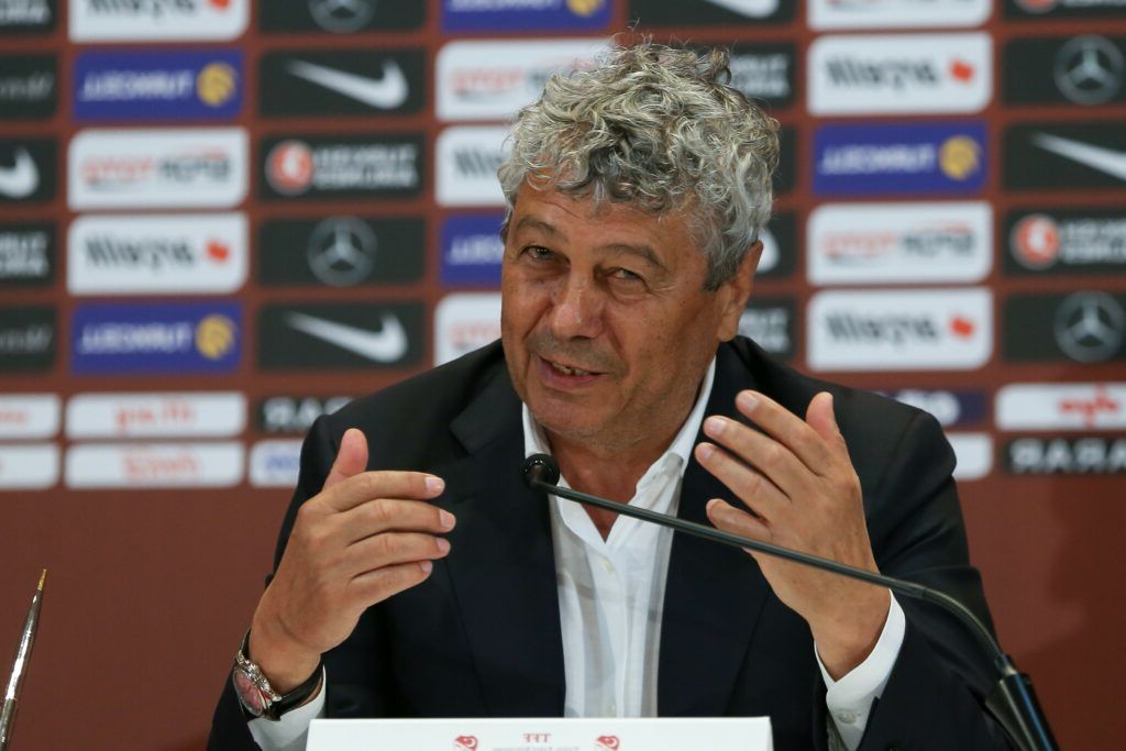 Adio, Mircea Lucescu! Sicriul a ajuns la Arena Națională, Gică Hagi, printre primii la catafalc