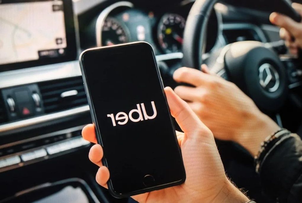 Șocant: Femeie sărită din Uber în mers! Interlopul de la volan a filmat-o, în loc să ajute