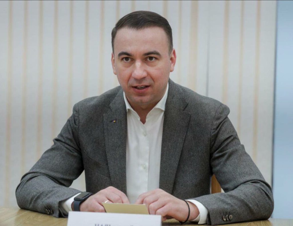 Prețurile la pompă scad, dar cu întârziere: Când vom simți cu adevărat ieftinirea?