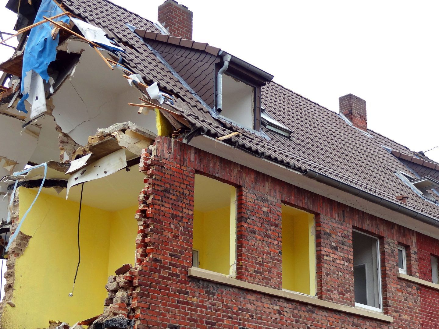 Francez disperat: Și-a dărâmat casa cu barosul pentru a scăpa de ocupanții ilegali!