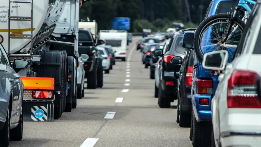 Restricții de tonaj de Paște pe drumurile importante: Ce șoferi sunt vizați?