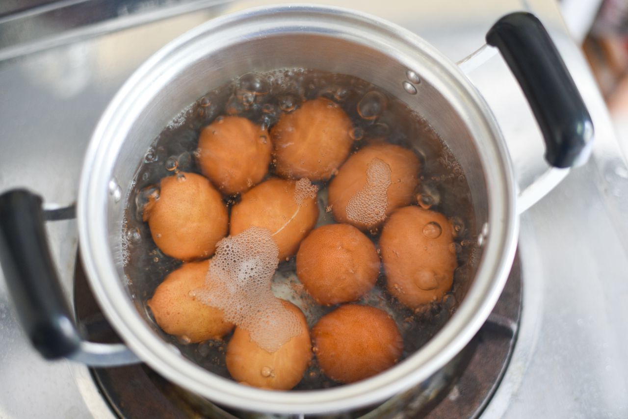 Secretul gospodinelor: Fierbe ouăle de Paște fără să crape, cu un truc simplu!