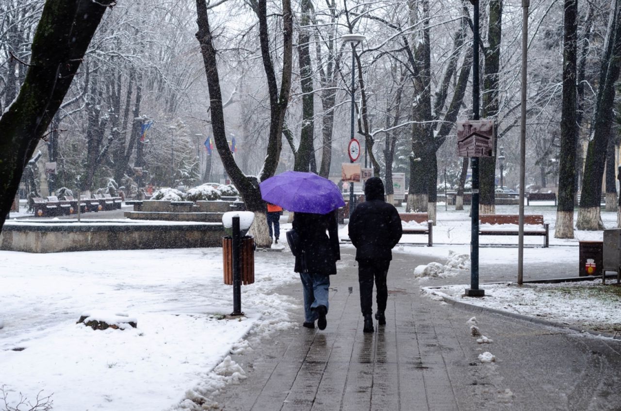 ANM anunță vreme rea: Ploi, lapoviță și ninsori, cu strat de zăpadă de 3-6 cm în anumite zone.