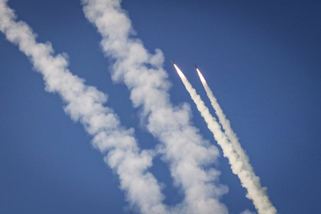 Coreea de Nord confirmă teste cu rachete echipate cu focoase de tip bombă cu dispersie