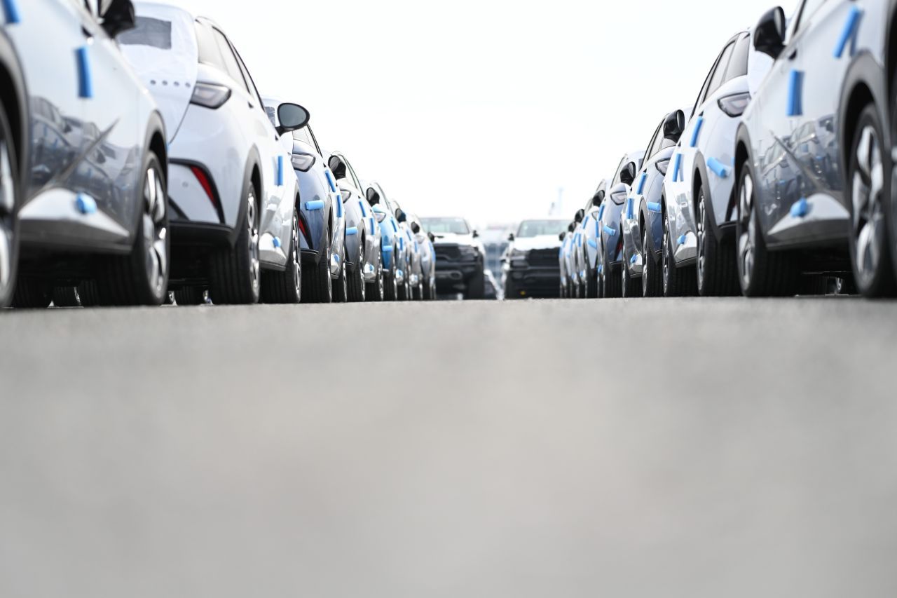 China inundă piețele auto globale: exporturile explodează, sfidând tensiunile internaționale